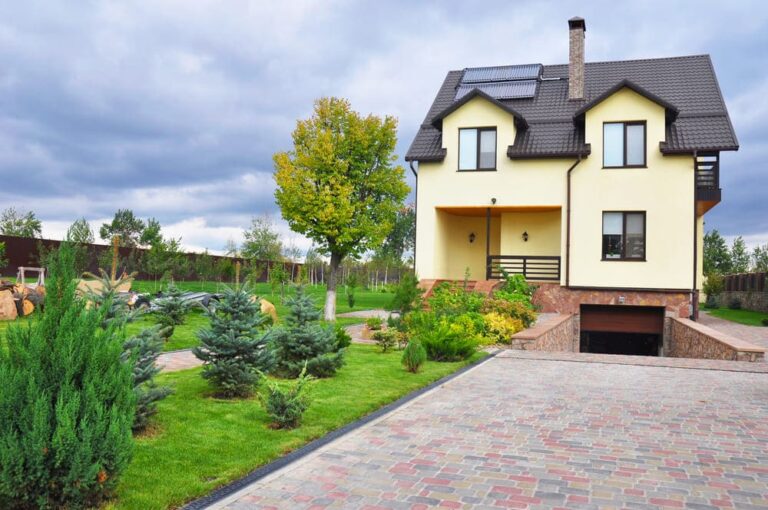 Read more about the article Cum să întreții pavajul curții într-un mod eficient